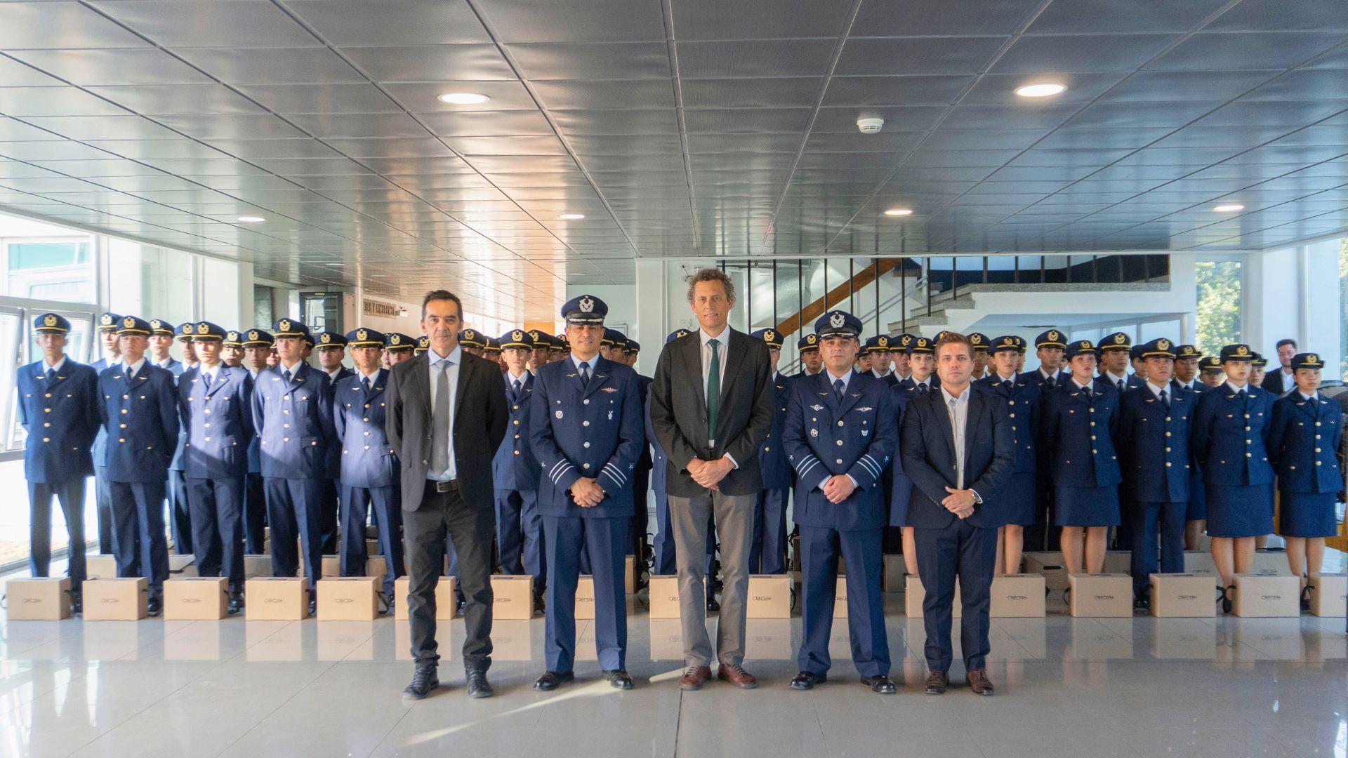Estudiantes de Ingeniería Aeroespacial reciben cajas Core en ceremonia de investidura de la FACH