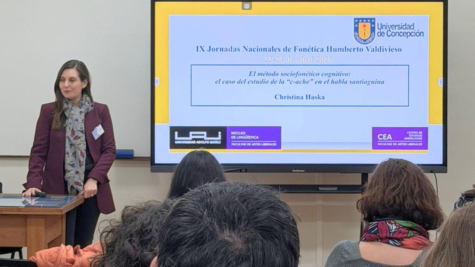Christina Haska presentó investigación sobre el habla santiaguina en Jornadas Nacionales de Fonética
