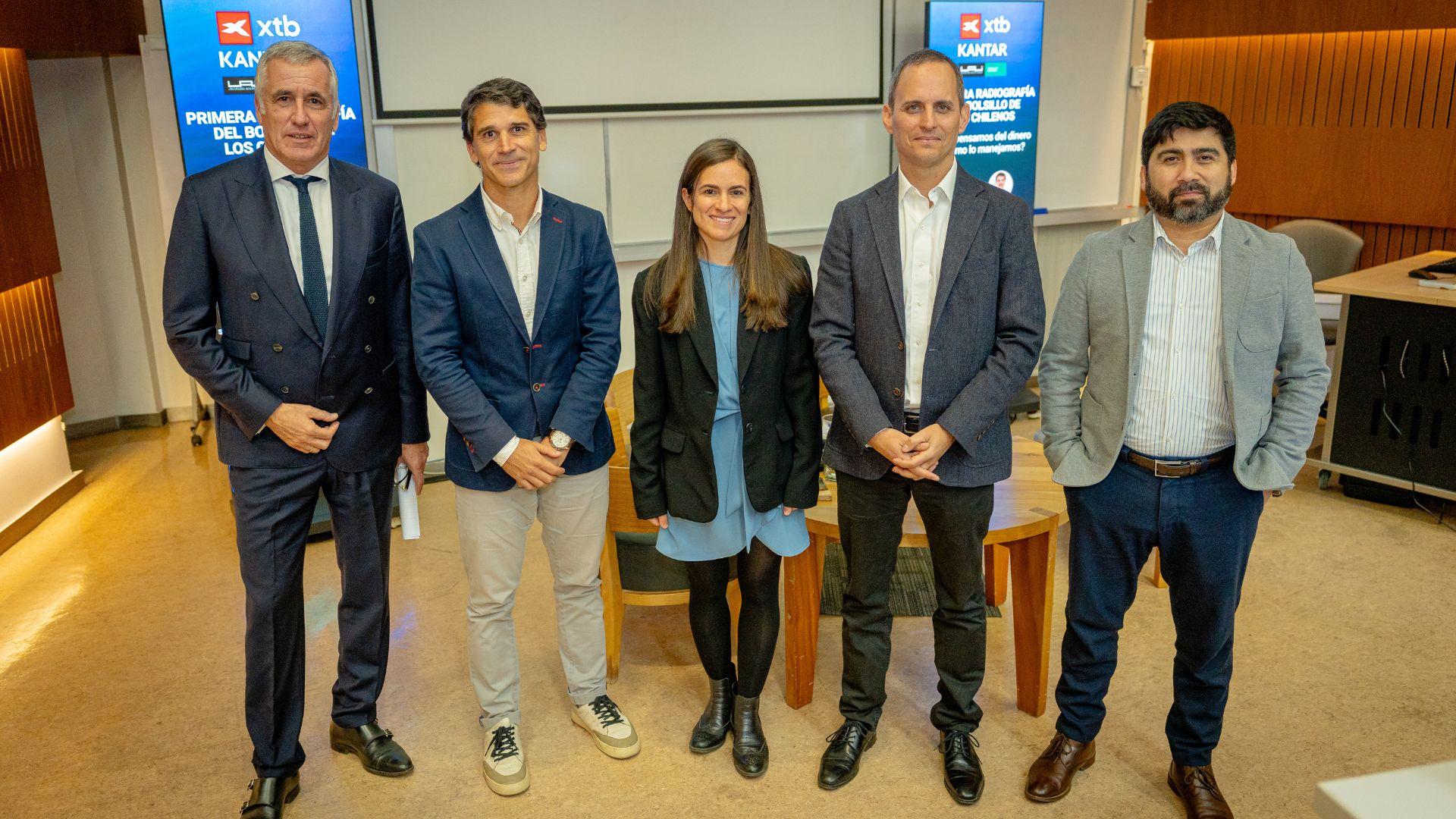 1 de 5 chilenos prefiere guardar su dinero “bajo el colchón”, según estudio presentado en la UAI