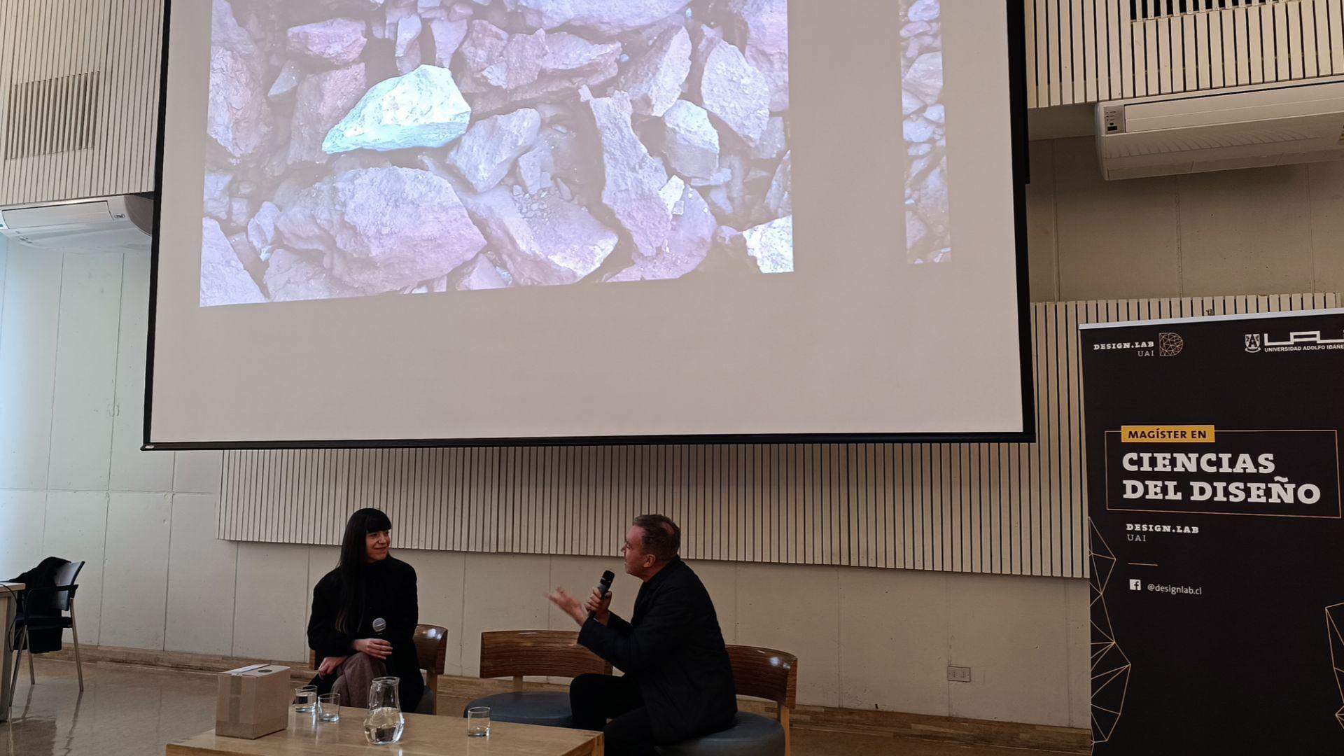 Mále Uribe comparte su experiencia en investigación material con estudiantes de Ingeniería en Diseño