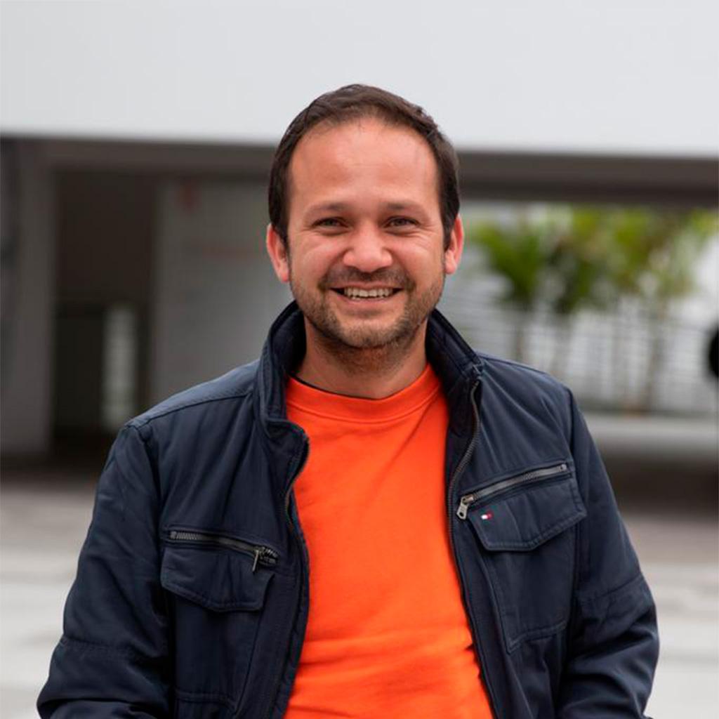 Mario  Reyes  