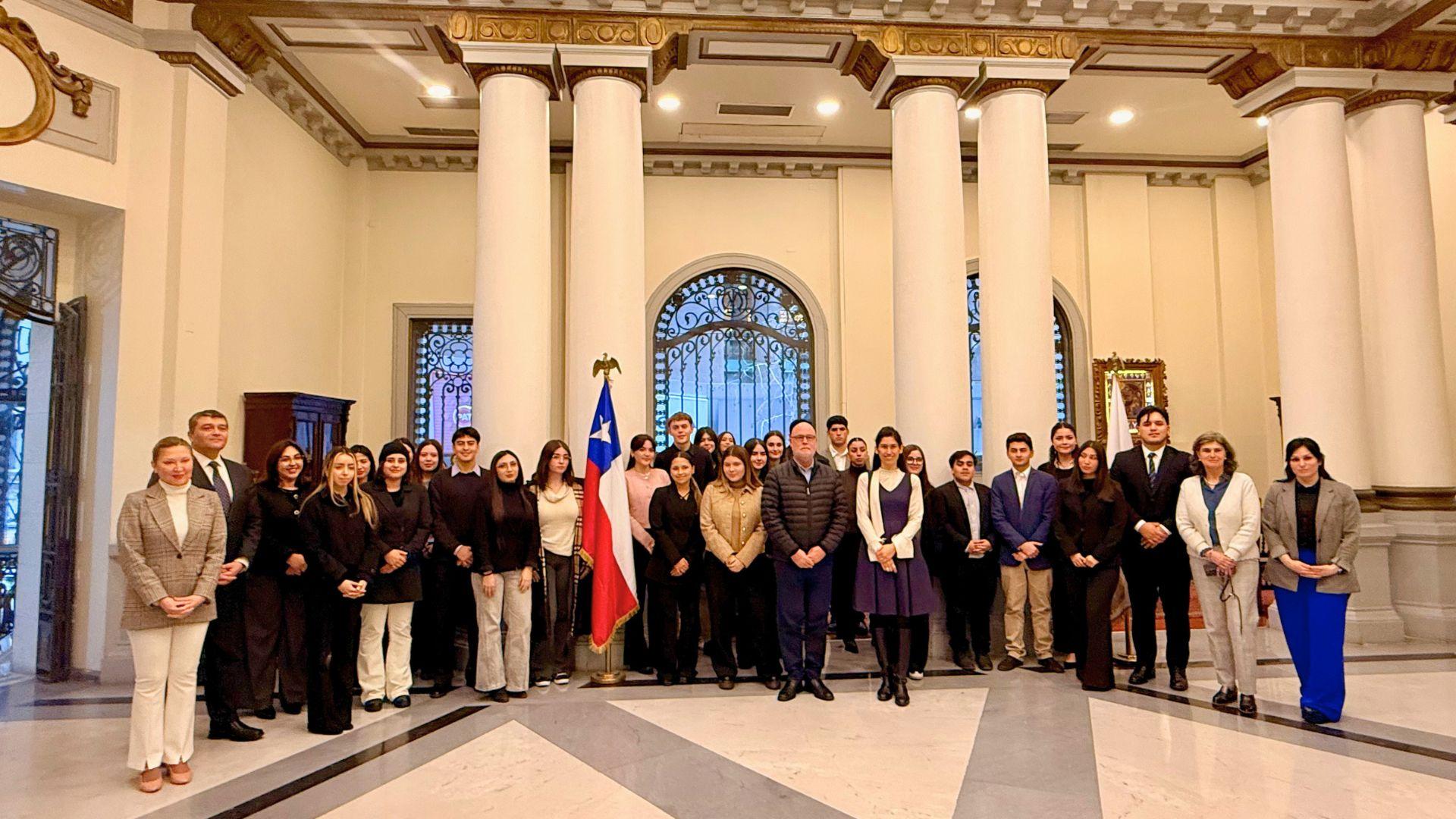 Estudiantes de Derecho UAI conocen en terreno la formación y carrera diplomática en Chile Estudiantes de Derecho UAI conocen en terreno la formación y carrera diplomática en Chile